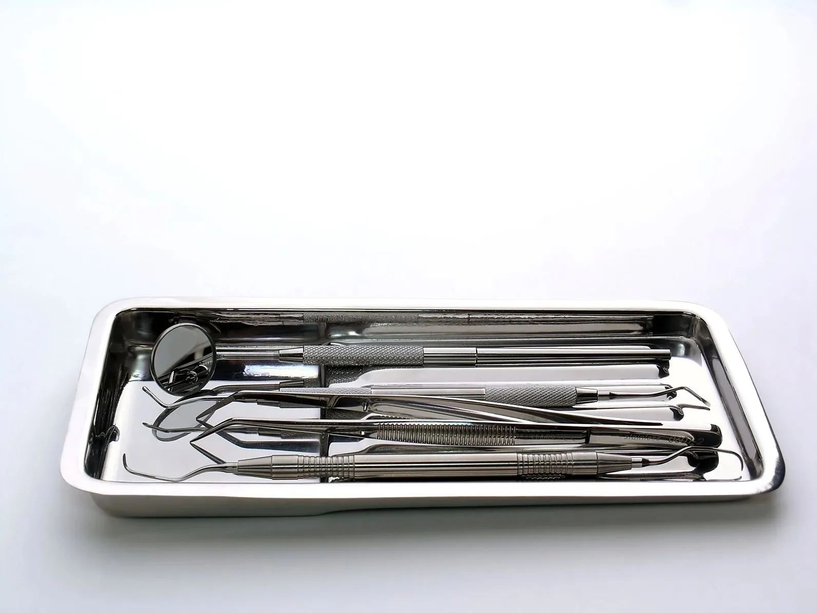 A tray of surgical instruments on top of a table.